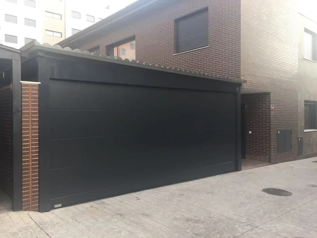 puerta seccional acabado liso